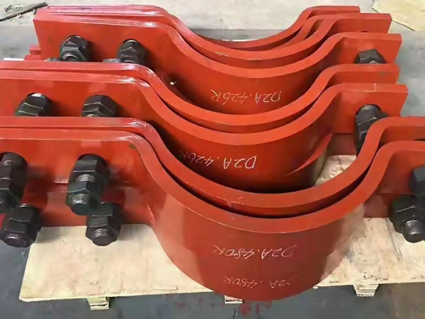 Three bolt pipe clamp