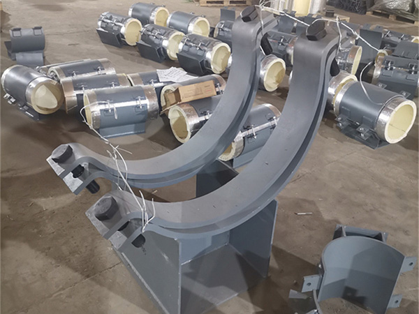 Seismic T-shaped pipe support