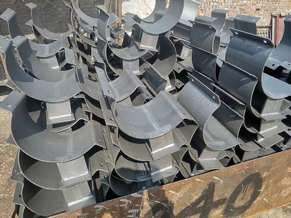 Thermal pipeline T-shaped pipe support